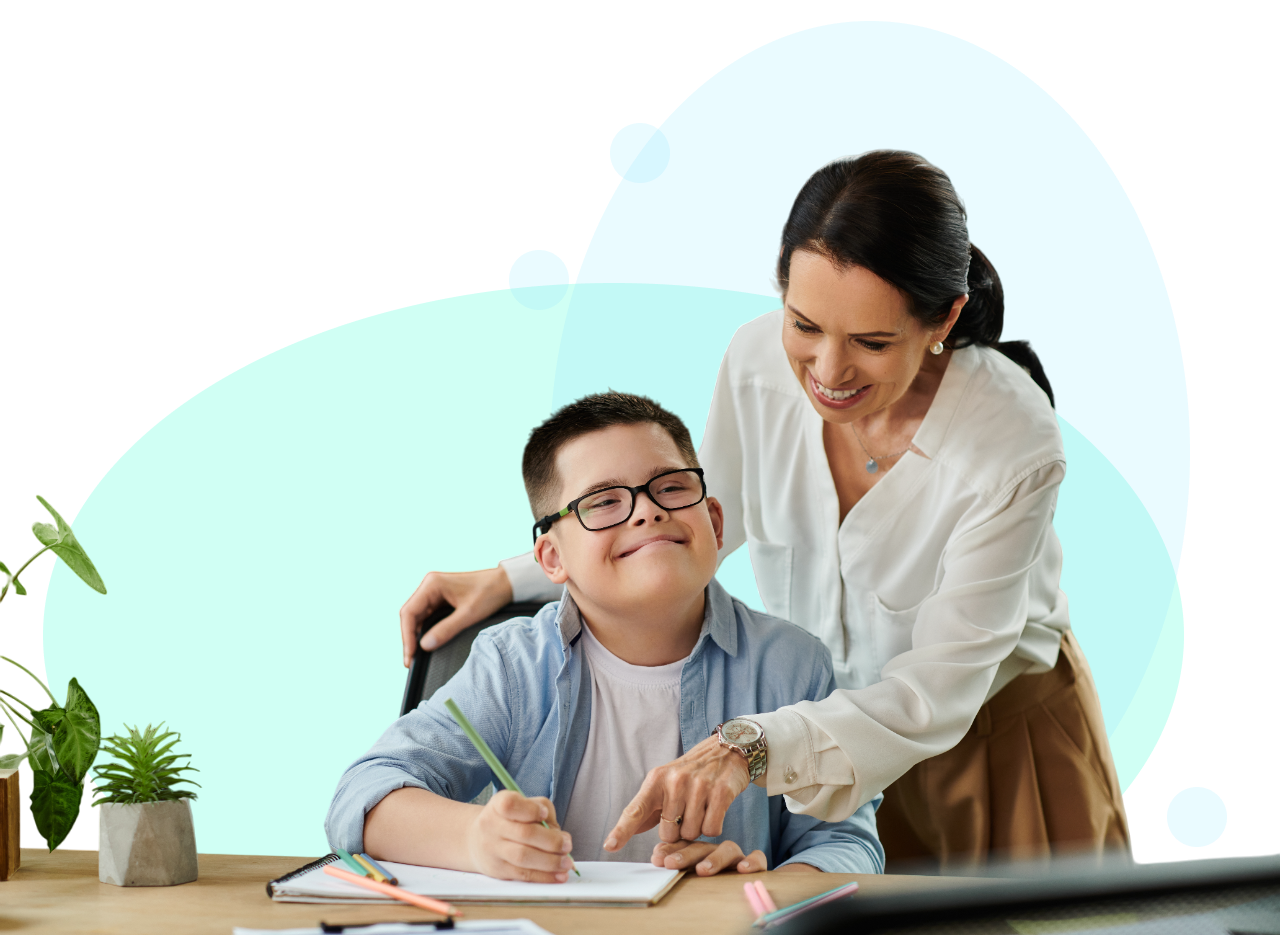 Educadora ajudando aluno com deficiência em ambiente inclusivo